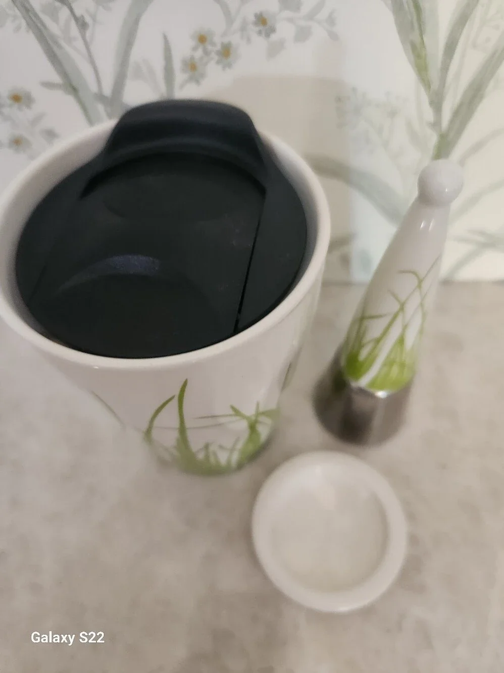 Teaforte White Ceramic Tumbler and Tea Infuser Set with Green Grass Motif
